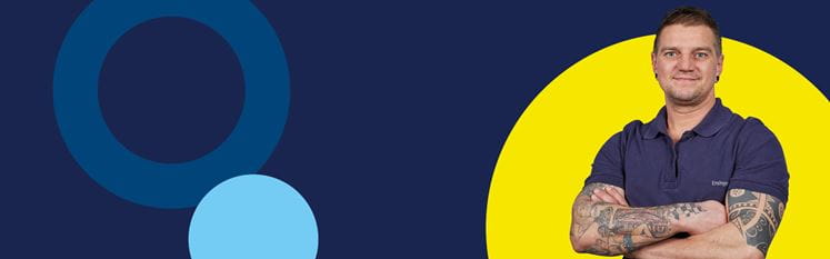 Mann mit verschränkten Armen