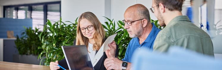 Office meeting mit drei Personen